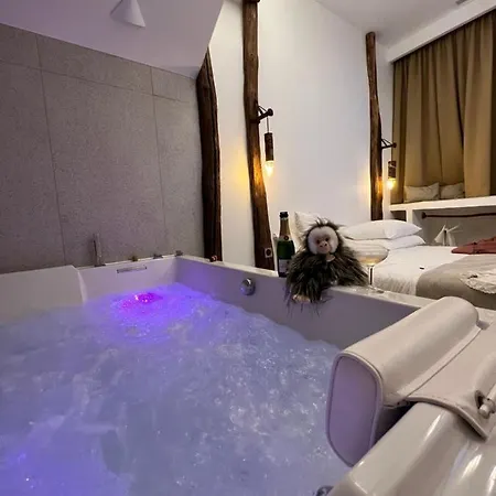 Tamarin & Capucin Balneo Love hotel *