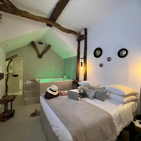 Tamarin & Capucin Balneo Love hotel