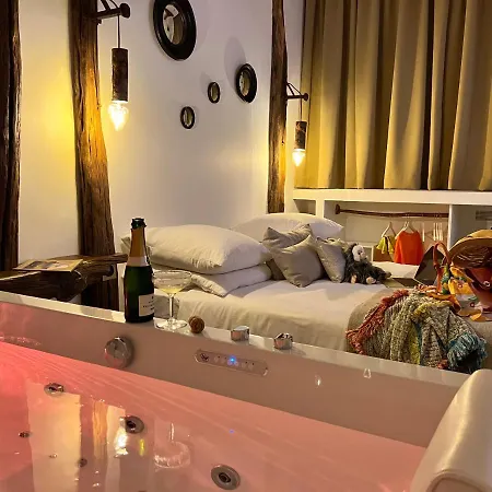 Tamarin & Capucin Balneo Love hotel *